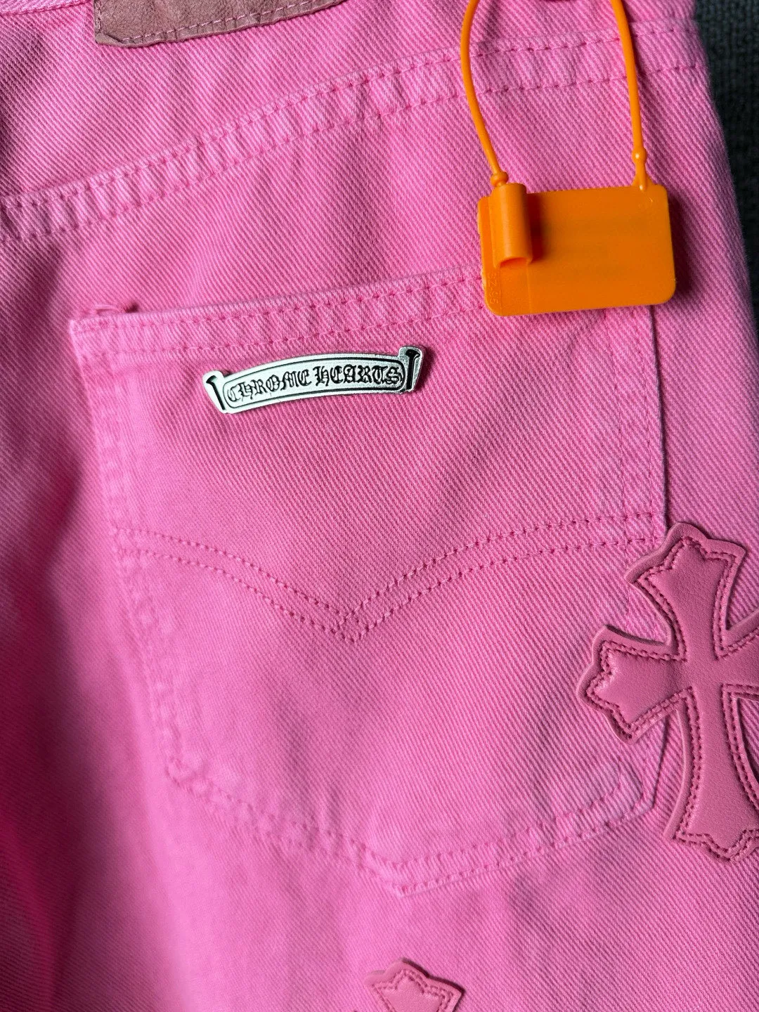 P270 💰 (Top version) CHROME HEARTS 25ss dopamine light pink cross leather washed jeans - Full of exploring the ultimate in fashion, Chrome Hearts' new Chrome Hearts pants not only present a unique style, the fresh ice blue looks particularly youthful and energetic. The mid-high waist design is paired with a lazy and casual style, which not only shows long legs but also maintains a casual feel. It is a must-have fashion choice for trendy men and trendy women. Color: Dopamine powder Size: 28-30-32-34 (corresponds to S-M-L-XL)
